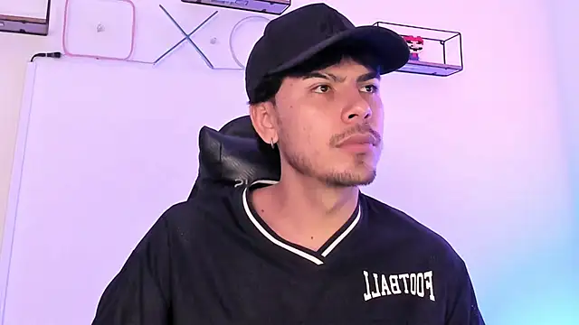 Izack 01 online show from April 15, 2026, 4:44 pm