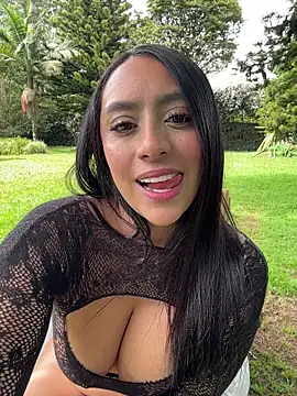 JuliettaGmz online show from May 25, 2026, 3:11 pm