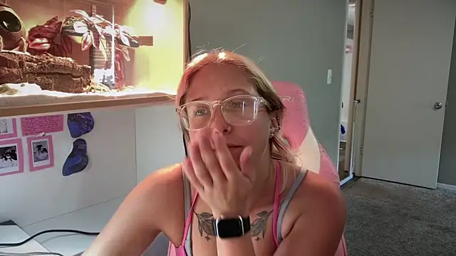 MUSCLEMOMMY1365 online show from May 16, 2026, 5:12 pm