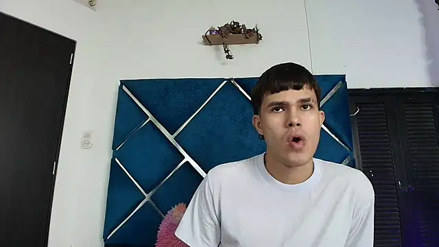 Snapshot of EdwinBoys chatting on June 5, 2026, 1:28 pm EdwinBoys online show from June 5, 2026, 1:28 pm