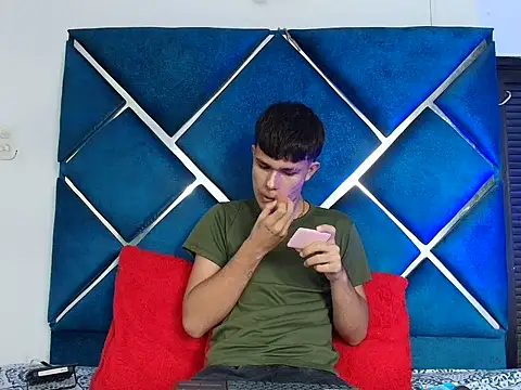 EdwinBoys online show from May 6, 2026, 1:37 pm