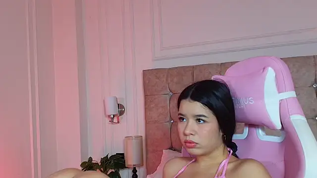 SophieBuitrago online show from May 26, 2026, 12:03 pm