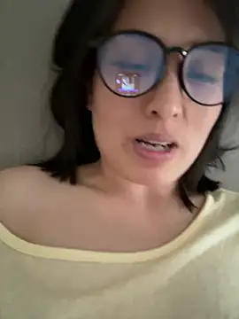 Faye-baby online show from April 28, 2026, 2:27 am