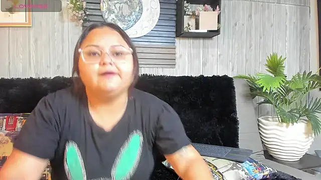 Luna  Cortez online show from April 29, 2026, 12:20 pm