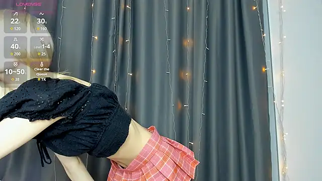 SophiaDarsly online show from April 18, 2026, 7:58 pm