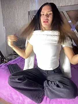 AuroraMoore Pink online show from April 28, 2026, 11:25 am