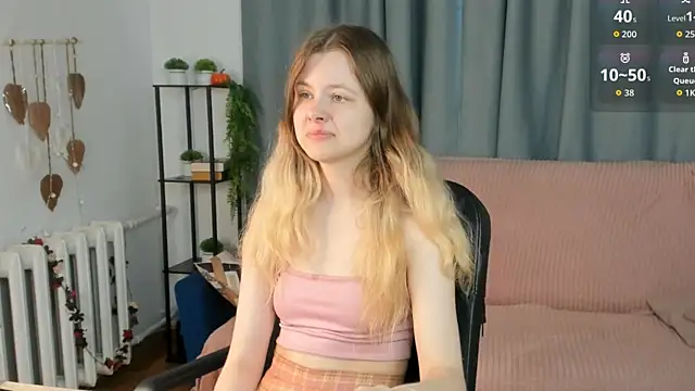 Glitch Doll online show from June 18, 2026, 6:12 am