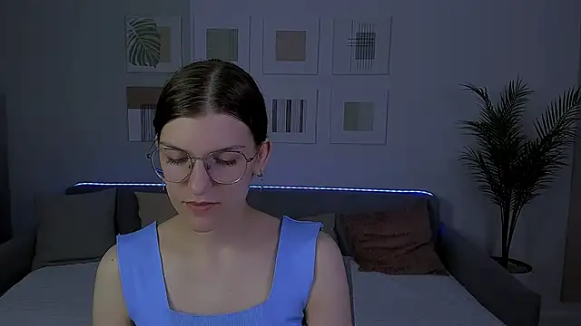 AnnaThorne online show from May 8, 2026, 3:43 am