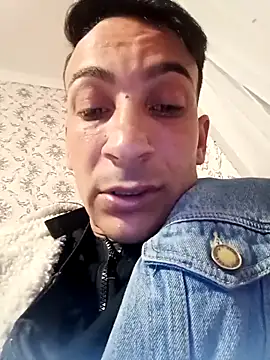 Zoltan223567 online show from April 17, 2026, 11:40 pm