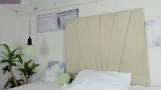 kristel lee  online show from April 21, 2026, 2:51 am