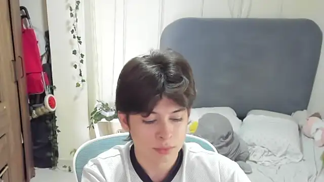 Snapshot of Felixzyn chatting on June 24, 2026, 7:33 pm Felixzyn online show from June 24, 2026, 7:33 pm