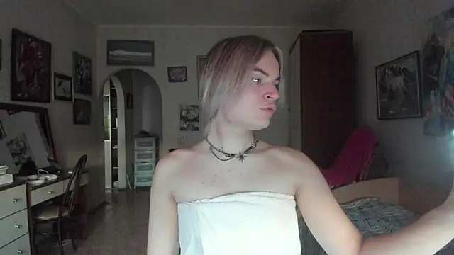 milliKira006 online show from August 3, 2026, 4:24 pm