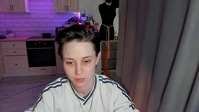 EVAARUS online show from April 18, 2026, 7:51 pm