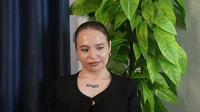 ElmaZillman online show from April 25, 2026, 11:24 am