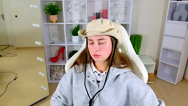 NadinnL online show from May 12, 2026, 6:54 am