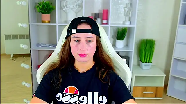 NadinnL online show from July 19, 2026, 5:27 am