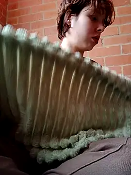 yiuu22222 online show from April 22, 2026, 8:26 pm