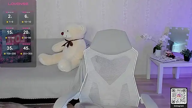 LinnLove online show from May 6, 2026, 6:39 am