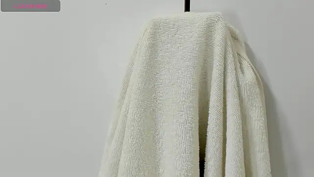 mia novoa  online show from April 21, 2026, 10:27 pm