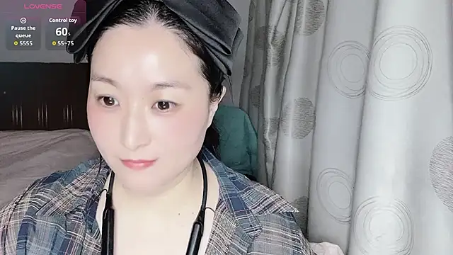 Snapshot of D-Misslu chatting on April 28, 2026, 11:47 am D-Misslu online show from April 28, 2026, 11:47 am