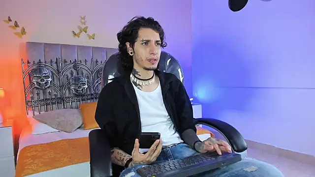Vergil Noir  online show from May 15, 2026, 3:37 am