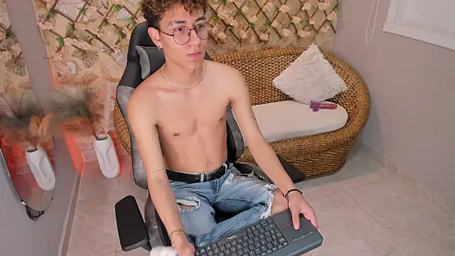 AngeloBellini online show from April 30, 2026, 8:57 pm