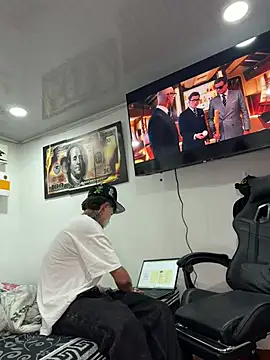 Jackdaniel001  online show from May 28, 2026, 2:52 am
