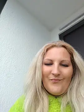 Divineblond online show from May 17, 2026, 3:34 pm