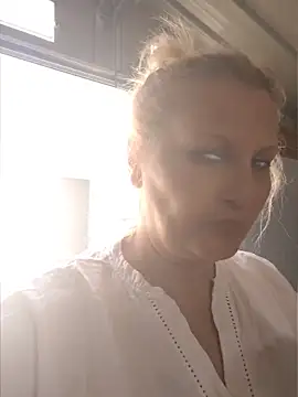 Divineblond online show from May 24, 2026, 1:22 pm