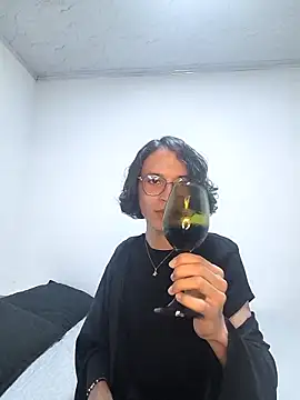 LONDON ROSE online show from April 28, 2026, 10:25 pm