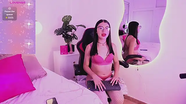 athenea fox  online show from May 1, 2026, 8:14 pm