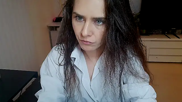 khalessi13 online show from May 4, 2026, 9:28 pm