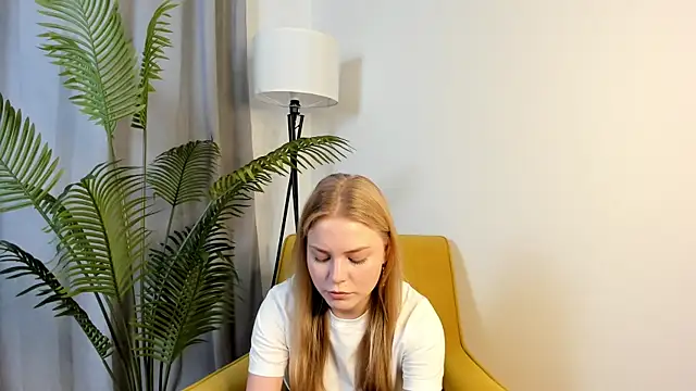 Snapshot of LavonaMadlem chatting on May 13, 2026, 10:33 am LavonaMadlem online show from May 13, 2026, 10:33 am