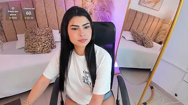 SofiVelvet  online show from May 4, 2026, 1:25 pm