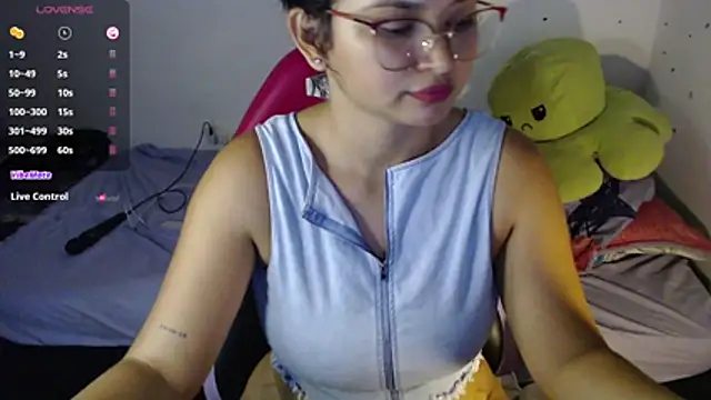 Snapshot of Lily____ chatting on May 17, 2026, 9:37 pm Lily online show from May 17, 2026, 9:37 pm