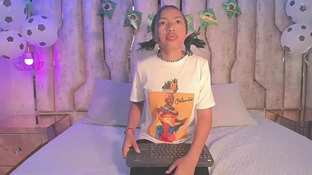 chica nocturna25 online show from June 24, 2026, 3:05 am