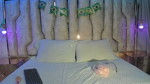 chica nocturna25 online show from July 12, 2026, 3:18 am