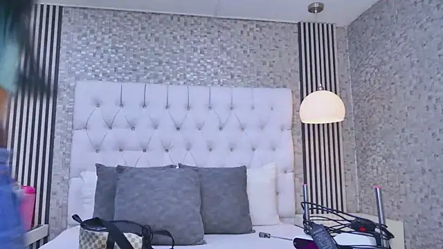 VioletSweetts online show from May 19, 2026, 7:21 pm