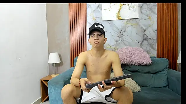 LOVE GUYS1 online show from July 13, 2026, 1:21 pm