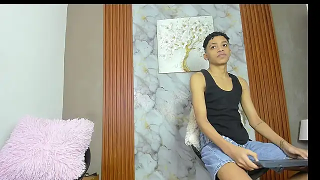 LOVE GUYS1 online show from June 1, 2026, 1:22 pm