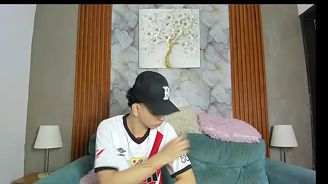 LOVE GUYS1 online show from June 9, 2026, 1:34 pm