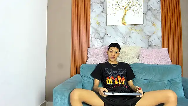 LOVE GUYS1 online show from May 18, 2026, 1:16 pm