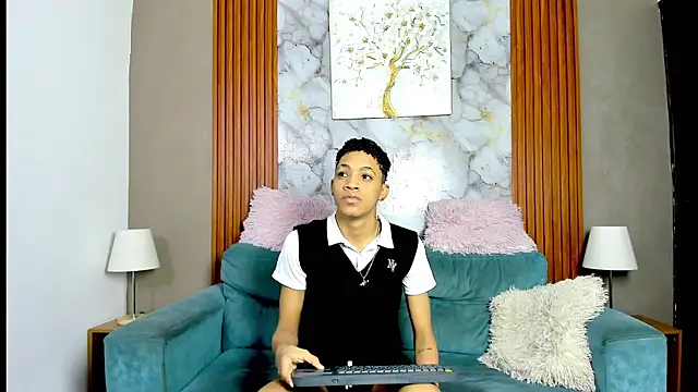 LOVE GUYS1 online show from May 22, 2026, 1:20 pm