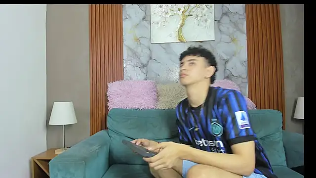 LOVE GUYS1 online show from May 31, 2026, 6:09 pm