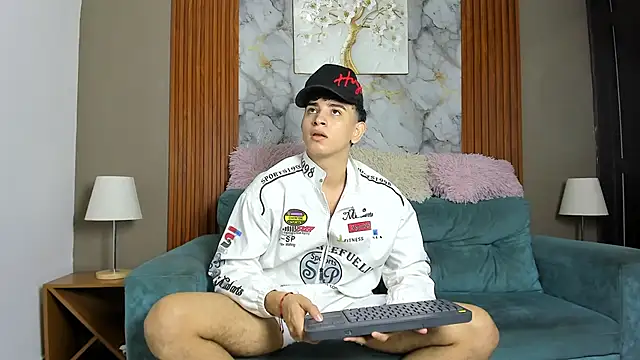 LOVE GUYS1 online show from May 11, 2026, 4:04 pm