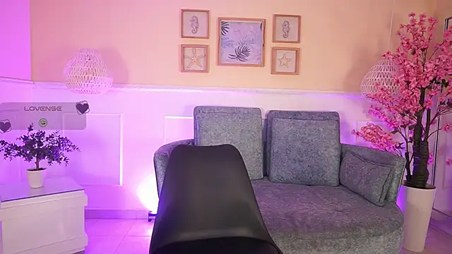 VioletJoness  online show from May 7, 2026, 11:35 am