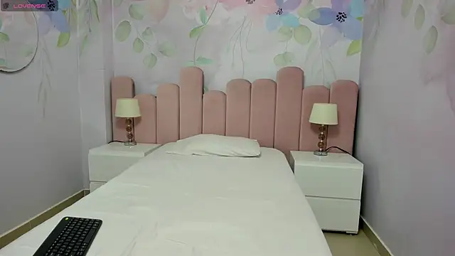 Miabloom19  online show from July 11, 2026, 11:05 pm