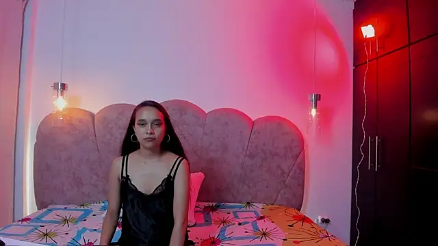 AlejandraLaurent online show from May 5, 2026, 4:26 am