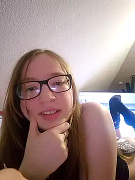 Snapshot of Freaky-Doll chatting on May 28, 2026, 9:32 pm Freaky-Doll online show from May 28, 2026, 9:32 pm