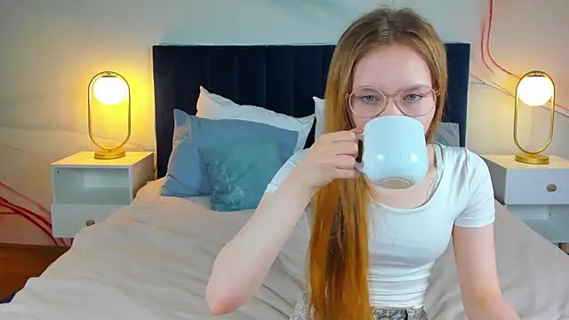 FloraLarsson online show from June 4, 2026, 3:11 am